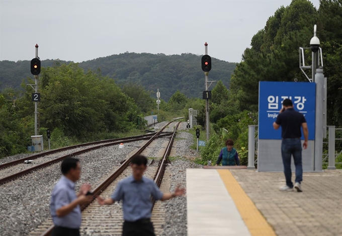 문재인 대통령과 김정은 북한 국무위원장이 19일 평양 남북정상회담 후 '9월 평양공동선언' 발표 기자회견을 통해 올해 안에 동·서해선 철도 및 도로 연결을 위한 착공식을 한다고 밝혔다. 이날 오후 개성까지 이어진 경의선 철도(위쪽이 개성방향) 임진강역에서 문산~임진강 구간 전철화 공사 관계자들이 철로 및 승강장 상태를 점검하고 있다. 연합뉴스