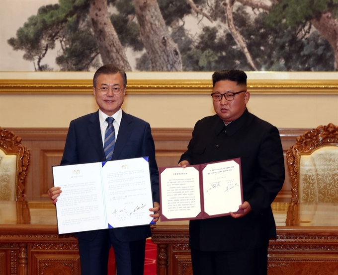 문재인 대통령과 김정은 국무위원장이 19일 백화원 영빈관에서 정상회담을 마친 뒤 평양공동선언서에 서명한 뒤 펼쳐 보이고 있다. 평양사진공동취재단