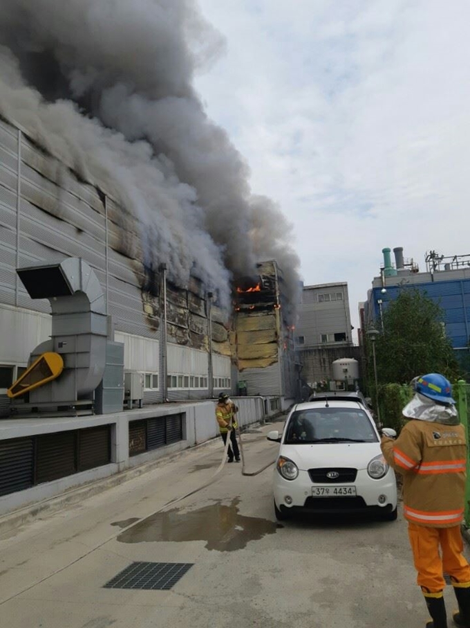 19일 오후 경기 화성시 향남읍의 한 반도체 세정공장에서 불이 나 소방당국이 진화작업에 나섰다. 경기도재난안전본부 제공