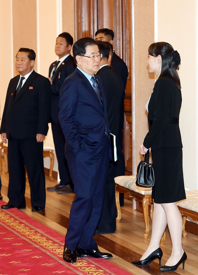 정의용 국가안보실장과 김여정 노동당 중앙위원회 제1부부장이 19일 백화원 영빈관에서 열린 문재인 대톨령과 김정은 국무위원장의 정상회담장 앞에서 대화를 나누고 있다. 평양사진공동취재단