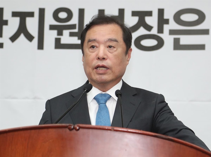 19일 오후 국회에서 열린 자유한국당 긴급의원총회에서 김병준 비대위원장이 발언하고 있다. 연합뉴스