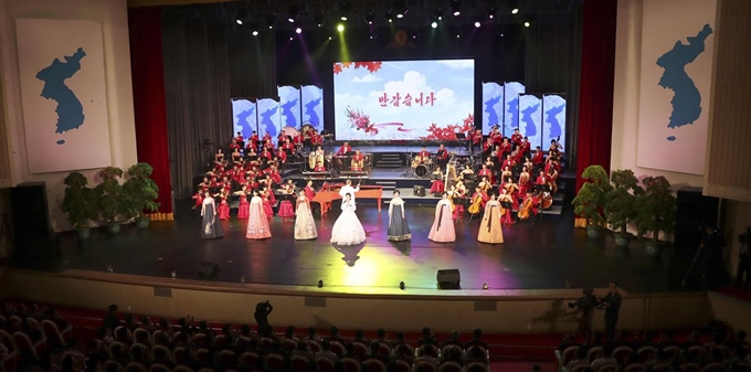 18일 저녁 삼지연 관현악단의 공연이 열린 평양대극장 무대 양옆과 스크린에 한반도기가 등장해 있다.