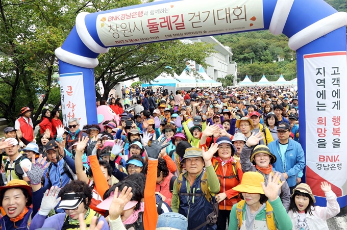 경남은행은 시그니처 사회공헌활동으로 각광 받고 있는 걷기대회를 잇따라 개최한다. 사진은 지난해 둘레길 걷기대회. 경남은행 제공