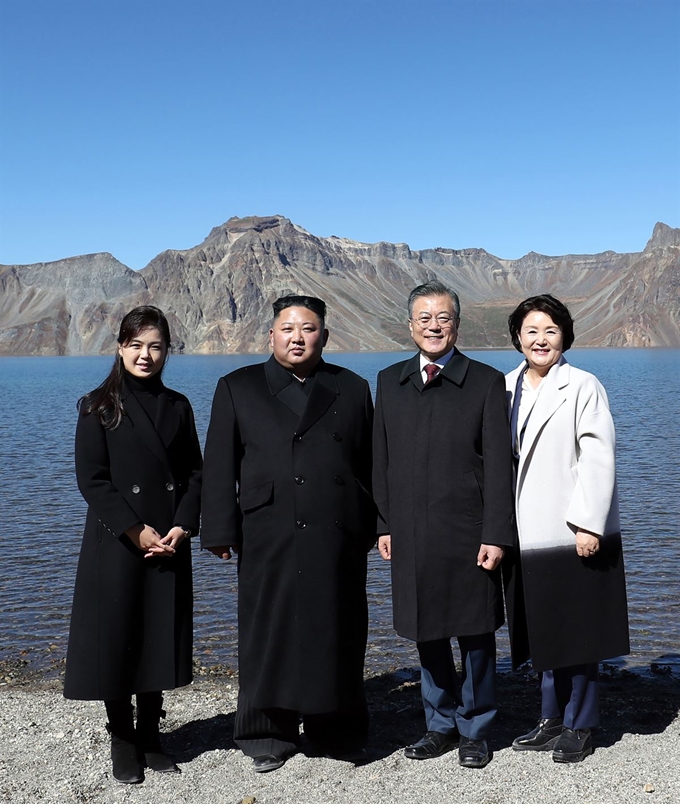 문재인 대통령과 부인 김정숙 여사, 김정은 국무위원장과 부인 리설주 여사가 20일 오전 백두산 천지 앞에서 기념촬영을 하고 있다. /평양사진공동취재단