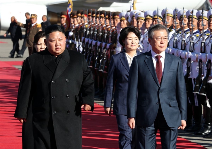 문재인 대통령이 20일 오전 백두산 방문을 위해 삼지연 공항에 도착해 북한 김정은 국무위원장과 의장대를 사열하고 있다. 백두산=사진공동취재단