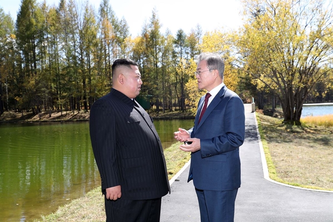 문재인 대통령이 20일 삼지연초대소를 방문해 김정은 국무위원장과 산책을 하며 대화하고 있다. 2018.09.20 평양사진공동취재단