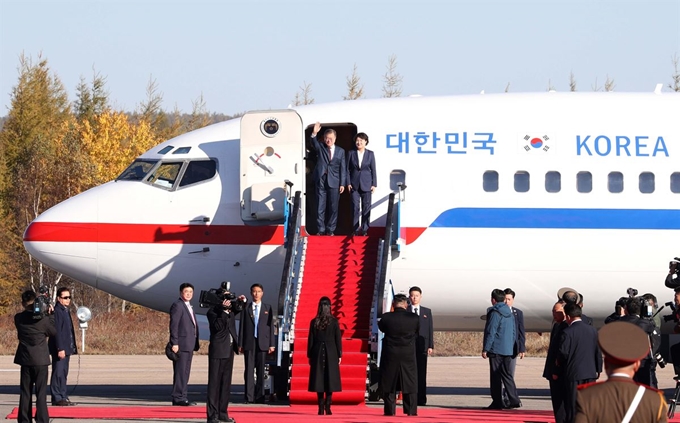 문재인 대통령과 부인 김정숙 여사가 20일 오전 백두산 방문을 위해 양강도 삼지연 공항에 도착해 김정은 국무위원장의 영접을 받고 있다. 2018.09.20. 평양사진공동취재단