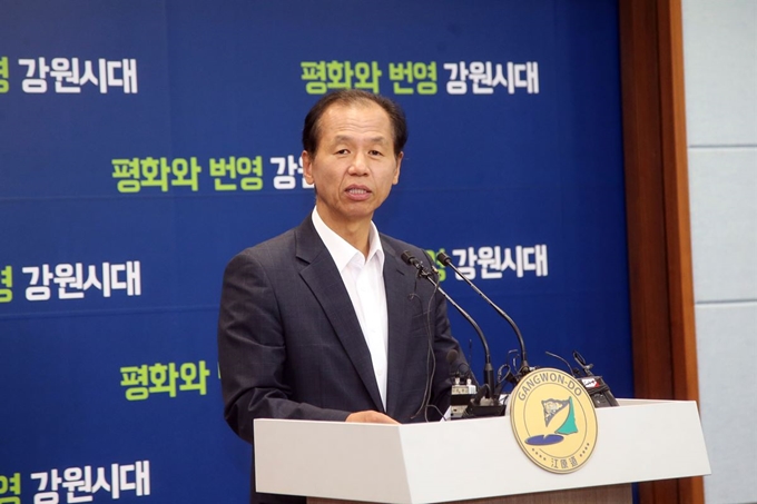 남북정상회담 특별수행원 자격으로 평양을 방문하고 돌아온 최문순 강원지사가 21일 강원도청 브리링룸에서 방북 성과를 설명하고 있다. 강원도 제공