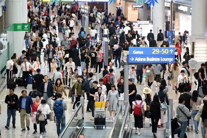 추석연휴를 하루 앞둔 21일 오전 영종도 인천공항 제1터미널 면세구역이 해외로 나가려는 인파로 붐비고 있다. 영종도=홍인기 기자