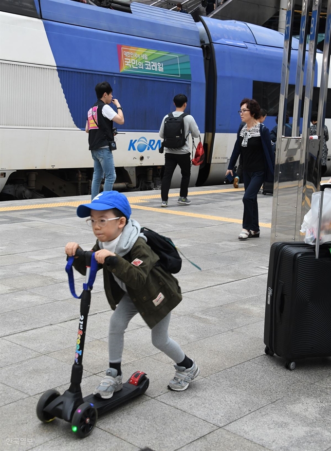 ktx 보다 더 빠르게. 21일 오전 서울역에서 한 어린이가 전동 퀵 보드를 타고 할머니 집으로 가는 열차를 타기 위해 이동 하고 있다.신상순 선임기자