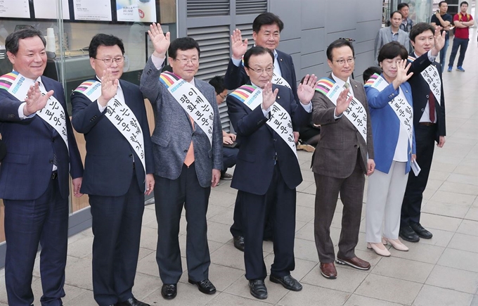 이해찬 더불어민주당 대표와 홍영표 원내대표 등이 추석연휴를 앞둔 21일 서울 용산구 서울역을 찾아 귀성객들에게 인사하고 있다. 오대근기자