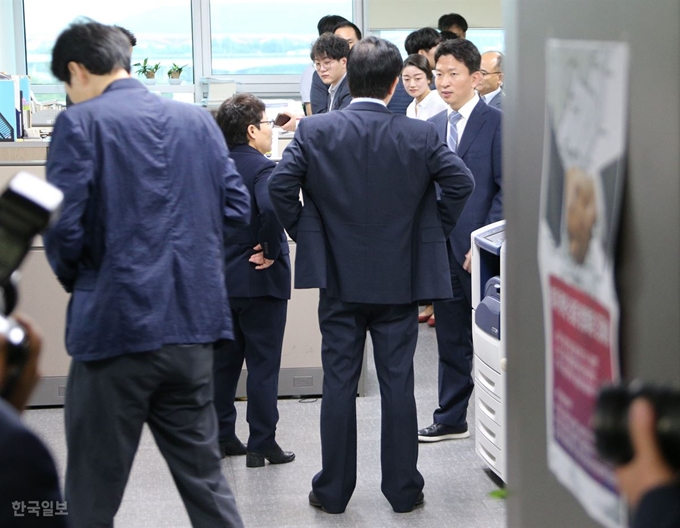 서울중앙지검이 국회 의원회관 자유한국당 심재철 의원실을 압수 수색하는 동안 심 의원 사무실에서 안에서 김성태(뒷모습) 원내대표가 항의하고 있다. 오대근기자inliner@hankookilbo.com