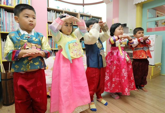 21일 추석 명절을 앞두고 경북 경산시 사동 한사랑어린이집에서 한복을 차려입은 어린이들이 절하는 법을 배우고 있다. 뉴스1