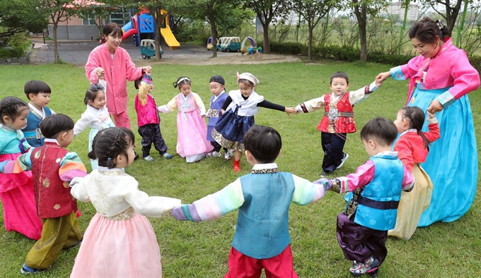 추석연휴를 앞둔 20일 전북 전주시 이계순 동화속 동화세상 어린이집에서 한복을 입은 원아들이 강강술래를 하고 있다.뉴스1