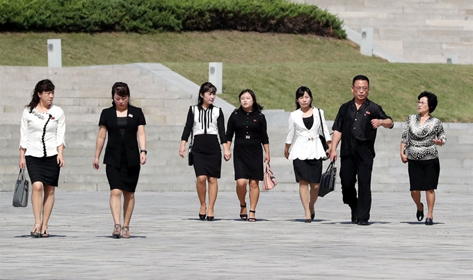 18일 평양 순안공항에서 시내로 향하는 거리에 시민들이 일상을 보내고 있다. 평양사진공동취재단