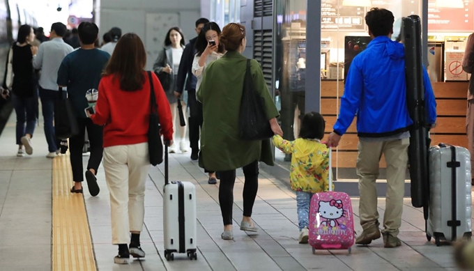 21일 오전 서울 용산역에서 귀성객들이 추석 명절 연휴를 맞아 고향으로 향하고 있다. 연합뉴스