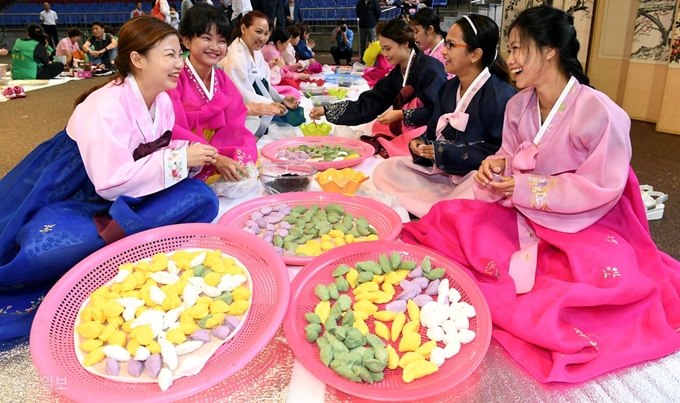 19일 오전 서울 송파구 서울놀이마당에서 열린 '사랑의 송편 빚기'행사에서 다문화 주부, 주민 등이 오색 송편을 빚고 있다. 고영권 기자