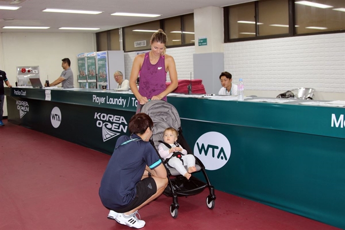 맨디 미넬라가 딸 엠마와 함께 여자프로테니스(WTA) 투어 KEB하나은행 코리아오픈테니스가 열리는 서울 송파구 올림픽공원 테니스경기장을 거닐고 있다. 코리아오픈테니스 조직위 제공