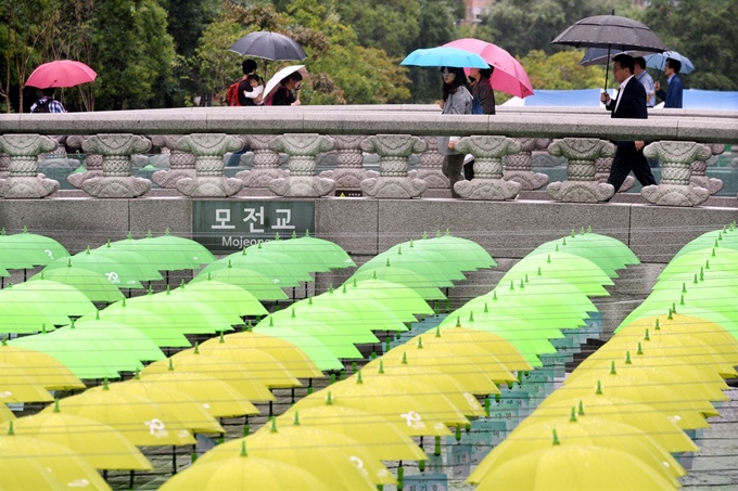 21일 서울 청계천 모전교 아래 초록우산어린이재단에서 내건 870개의 우산이 전시되어 있다.