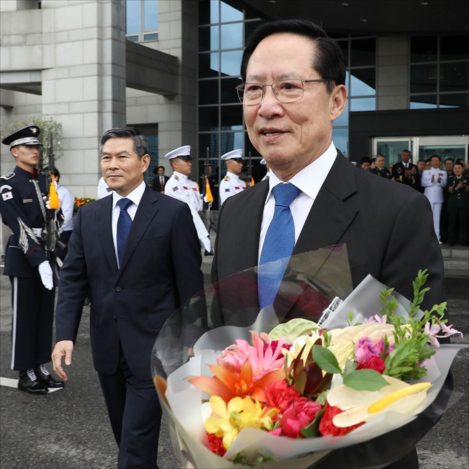 송영무 국방부 장관이 21일 오후 서울 용산구 국방부에서 이취임식을 마친 뒤 국방부 청사를 떠나고 있다.고영권 기자 youngkoh@hankookilbo.com