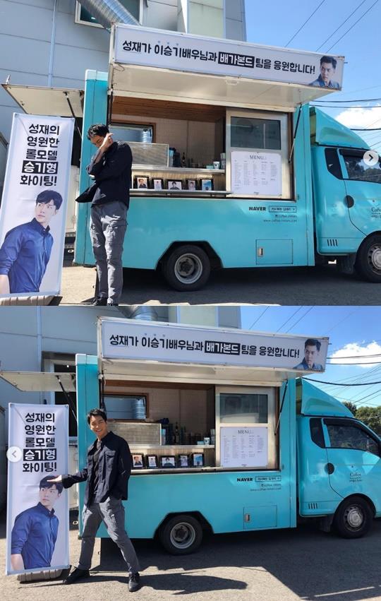 이승기가 육성재의 커피차 선물을 인증했다. 이승기 SNS