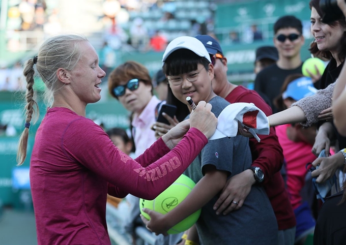 23일 오후 서울 송파구 올림픽공원 테니스코트에서 열린 여자프로테니스(WTA) 투어 KEB하나은행 코리아오픈 단식에서 우승을 차지한 키키 베르텐스(네덜란드)가 팬들에게 사인을 해주고 있다. 연합뉴스