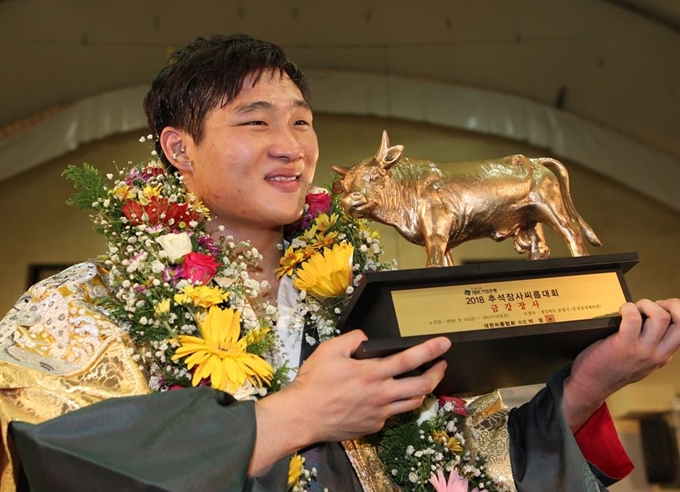 23일 경상북도 문경시 문경실내체육관에서 열린 ‘IBK기업은행 2018 추석장사씨름대회'에서 김기수(태안군청)가 금강장사(90kg이하)에 등극하고 있다. 대한씨름협회 제공