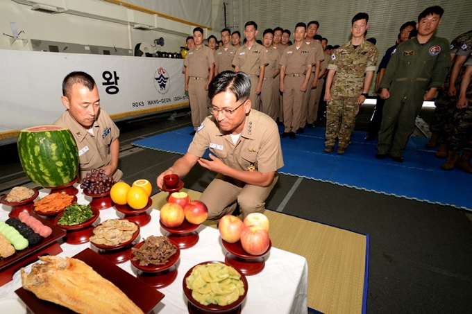 리비아 인근 해역에서 피랍국민 석방지원 및 상선보호, 연합해군훈련 등을 수행 중인 청해부대 장병들이 추석인 24일 왕건함에서 합동차례를 지내고 있다. 2018.9.24 합동참모본부 제공