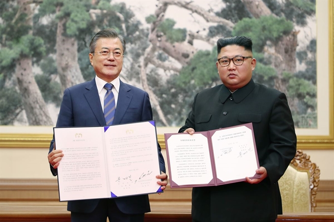 문재인 대통령과 김정은 북한 국무위원장이 19일 오전 평양 백화원 영빈관에서 평양공동선언문에 서명한 후 합의서를 들어 보이고 있다. 평양사진공동취재단