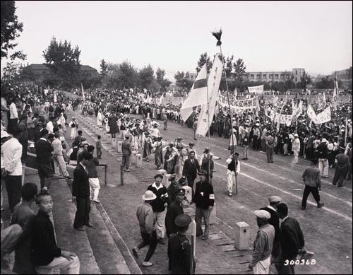 1946년 10월 1일 대구 항쟁이 시작됐다. 마침 그 날은 조선노동당 9월 총파업의 정리집회(사진)가 열린 날이었다.