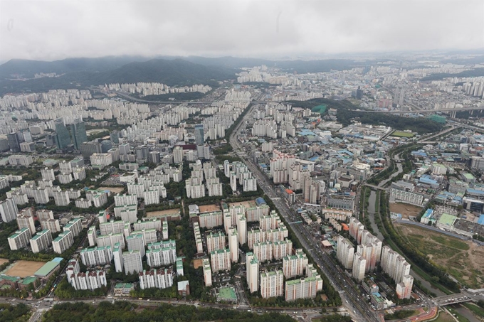 추석 연휴를 하루 앞둔 21일 오후 경찰청 귀성길 점검 헬기에서 바라본 경기 과천시의 모습. 정부가 서울 인근지역에 330만㎡(100만평) 규모의 미니신도시 4~5곳을 만든다. 뉴스1