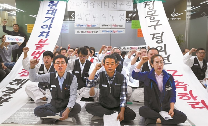 26일 오전 중구 서울고용노동청 현대·기아차 단식농성장에서 열린 '현대·기아자동차 비정규직 노동자 입장발표 기자회견'에서 참석자들이 정부에 직접고용 명령 및 현대기아차의 불법파견 처벌 등을 촉구하는 구호를 외치고 있다. 연합뉴스