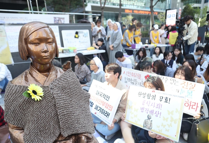 26일 서울 종로구 옛 일본대사관 앞에서 ‘제1354차 일본군 성노예 문제를 해결하기 위한 정기 수요집회’가 진행됐다. 연합뉴스