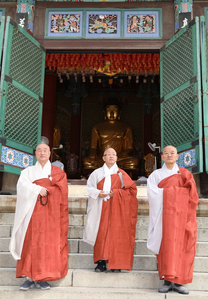 26일 서울 견지동 조계사 대중전을 참배하고 나오는 일면(왼쪽부터)ㆍ혜총ㆍ정우 스님. 세 스님은 참배 뒤 기자회견을 열고 대한불교 조계종 총무원장 후보에서 공동으로 사퇴한다는 뜻을 밝혔다. 뉴스1