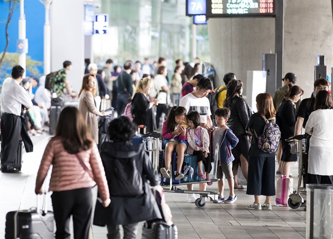 추석 연휴 마지막 날인 26일 오전 인천국제공항 1터미널 입국장에서 시민들이 버스를 기다리고 있다. 연합뉴스