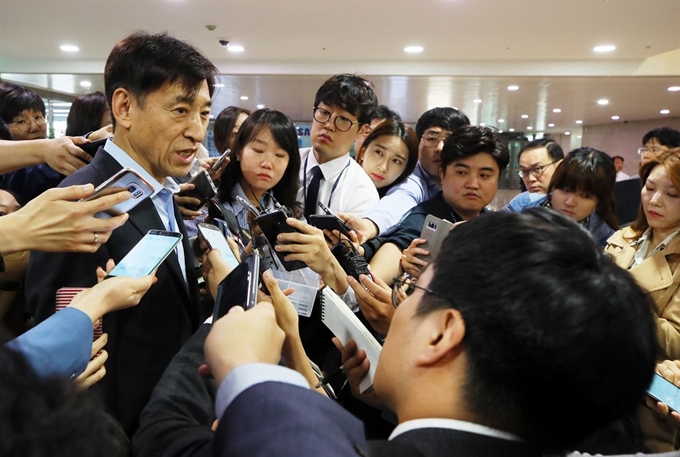 이주열 한국은행 총재가 27일 서울 중구 한국은행 본부에 출근하며 미국 기준금리 인상의 영향, 향후 금리 정책 방향 등에 대한 입장을 밝히고 있다. 연합뉴스