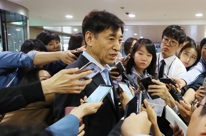 이주열 한국은행 총재가 27일 서울 중구 태평로 한국은행 본부에 출근하며 미국 연방준비제도의 금리인상에 관한 견해를 말하고 있다. 연합뉴스