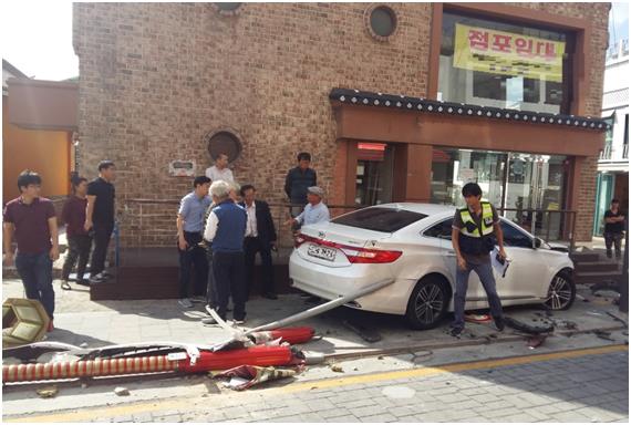 127일 오후 인천 중구 북성동 차이나타운에서 주차대행업체 직원이 몰던 그랜저 차량이 인도로 돌진해 6명이 다쳤다. 인천소방본부 제공