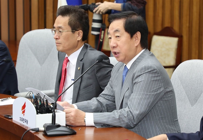 김성태(오른쪽) 자유한국당 원내대표가 28일 오전 국회에서 열린 원내대책회의에서 발언하고 있다. 연합뉴스