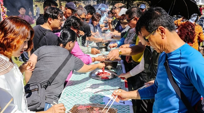 전남 광양 전통숯불구이 축제장을 찾은 관광객들이 한우 숯불구이 맛을 보고 있다.