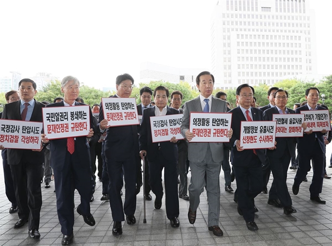 자유한국당 김성태 원내대표 등 원내지도부와 의원들이 28일 오전 서울 서초구 대검찰청에서 검찰의 심재철 의원실 압수수색과 관련해 항의방문을 하고 있다. 연합뉴스