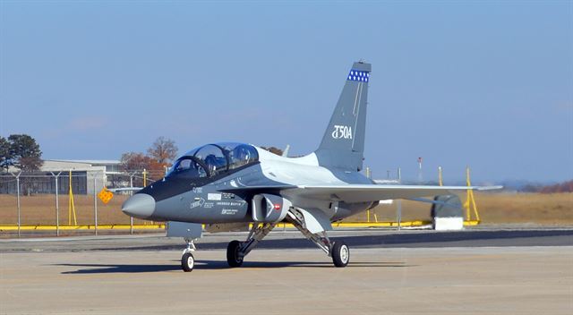 국산 고등훈련기 T-50의 미국 수출용 모델인 T-50A 시제기가 미국 사우스캐롤라이나주 도널슨센터 공항에서 시험비행을 마친 뒤 활주로에 들어서고 있다. 방위사업청 제공