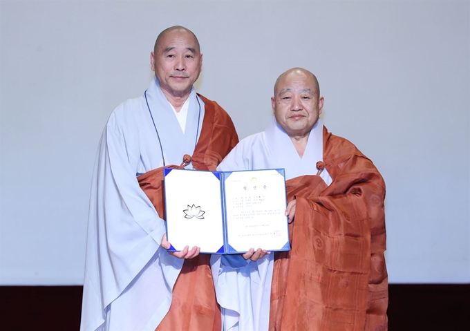 28일 오후 서울 종로구 한국불교역사문화기념관에서 열린 제36대 조계종 총무원장 선거에서 원행 스님(오른쪽)이 당선증을 받은 뒤 기념촬영을 하고 있다. 연합뉴스