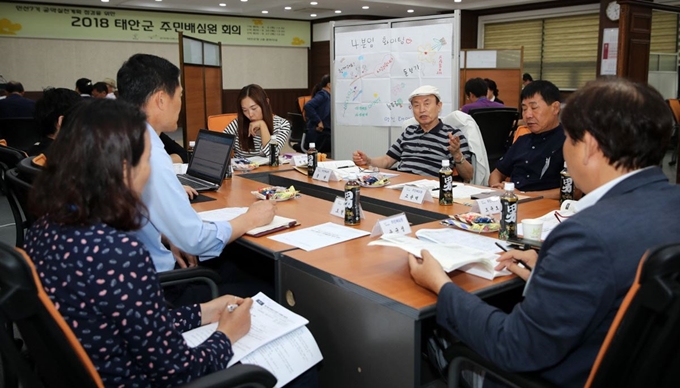 태안군 주민배심원들이 27일 군청에서 민선7기 공약실천계획을 놓고 토론하고 있다. 태안군 제공