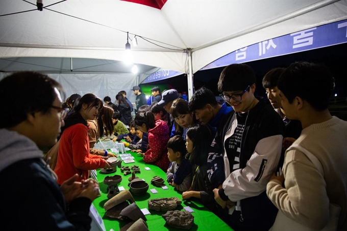 지난해 경주 월성 현장에서 방문객들이 유물체험 행사를 즐기고 있다. 문화재청