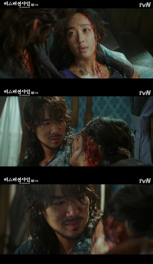 ‘미스터 션샤인’ 유연석이 김민정을 끌어안고 슬픔을 드러냈다. tvN 캡처