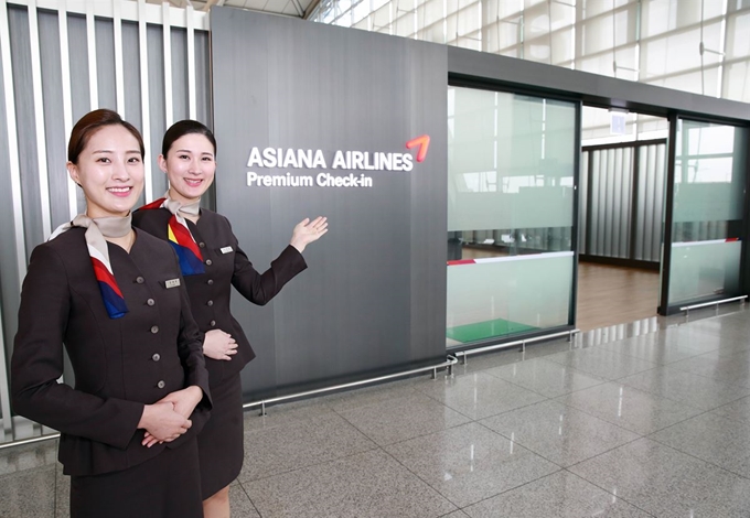 아시아나항공 직원들이 10월1일부로 인천공항 제1터미널 동편으로 이전ㆍ운영하는 아시아나항공 카운터ㆍ라운지를 안내하고 있다. 아시아나항공 제공