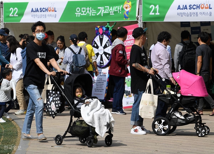 어린이 안전캠페인 '유모차는 가고 싶다' 행사가 30일 서울 시청 앞 서울광장에서 열린 가운데 참가자들이 유모차를 밀며 행사장을 이동하고 있다. 홍인기 기자