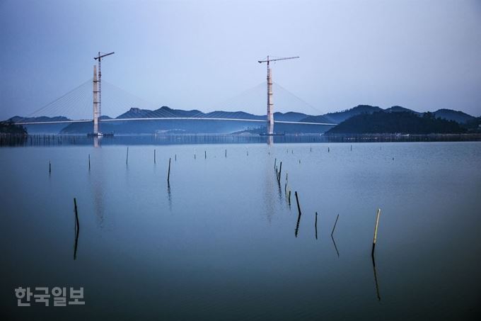 [저작권 한국일보]전남 신안군 압해도와 암태도를 연결하는 해상교량인 가칭 ‘새천년대교’의 명칭이 ‘천사대교’로 사실상 확정됐다. 사진은 완공을 앞둔 천사대교 전경. 한국일보 자료사진.