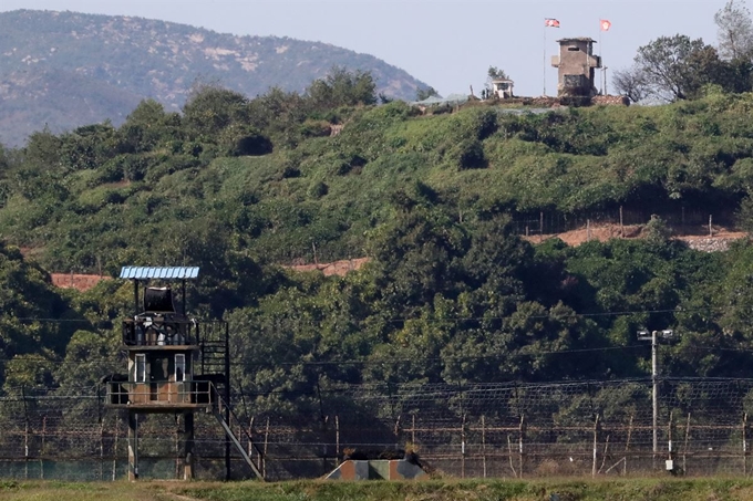 판문점 공동경비구역(JSA)과 강원도 철원 비무장지대(DMZ) 일대 지뢰제거 작업을 하루 앞둔 경기도 중부전선의 남과 북 초소 모습. 파주=연합뉴스